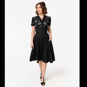 1940s Style Black & White Florals Short Sleeve